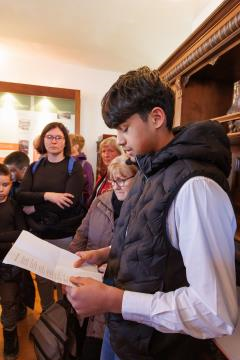 Vidal Dabholkar bere Kettejevo pesem Ob smrti očetovi